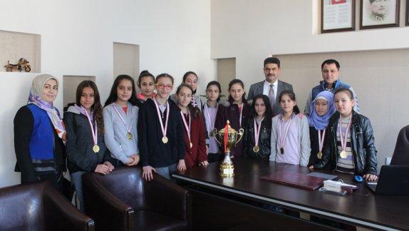 İlçemiz Adnan Menderes Ortaokulu Yıldız Kızlar Futbol Takımı, İlçe Milli Eğitim Müdürü Osman DAMARCAN´ı makamında ziyaret etti.