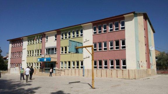 Gündoğdu İlkokulu-Ortaokulu Kapıları,  Pencereleri ve Kalorifer Kazanı değişti.