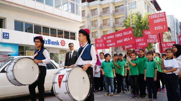 Emin Gülmez Ortaokulu 26 Eylül Türk Dil Bayramı Yürüyüşü