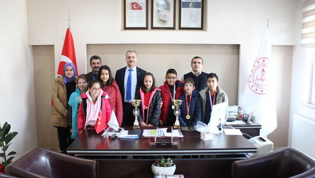 İlçe Milli Eğitim Müdürümüz Neşet YAZAR, Okullar Arası Satranç Turnuvası'ndan Büyük Bir Zaferle Dönen Öğrencilerimizi Kutladı