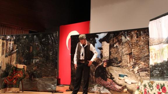 İzmir Kültür Sahnesi İsmail Gülnar Tiyatrosu tarafından KOCA SEYİT ve KARAR SENİN İLK NAMAZ adlı oyunlar sahnelendi.