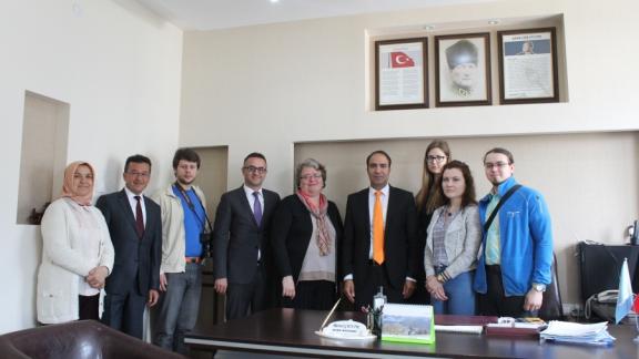 Bucak’taki medya kuruluşlarında staj yapacak Estonyalı öğrenci grubu İlçe Milli Eğitim Müdürü Resul ÇEVİK´i ziyaret etti.