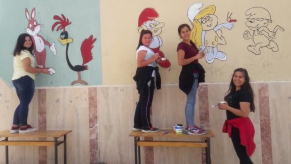 İlçemiz Gündoğdu İlkokulu ve Ortaokulunun bahçe duvarları ve dış duvarlarına Akdeniz Üniversitesi öğrencileri tarafından çizgi film karakterleri çizildi.