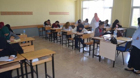 Bucak İlçe Milli Eğitim Müdürlüğünce düzenlenen Burdur il genelinde 100 Temel Eser Kitap Okuma Yarışması Sınavı yapıldı.