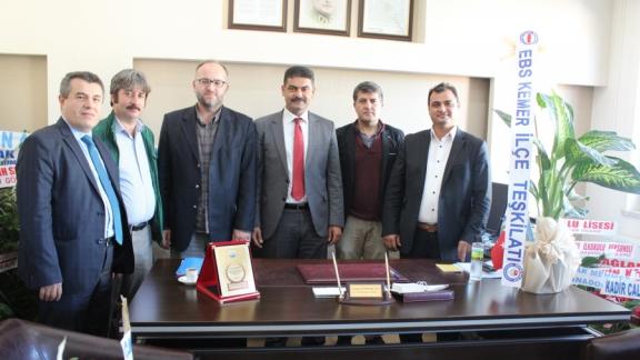 Antalya Kemer Okul Müdürleri ile İlçe EBS Başkanı, İlçe Milli Eğitim Müdürü Osman DAMARCAN´ı makamında ziyaret etti.