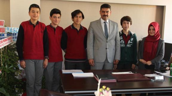 Adem Tolunay Fen Lisesi Okul Başkanı ve Okul Dergisi Topluluğu, İlçe Milli Eğitim Müdürü Osman DAMARCAN´ı ziyaret etti.