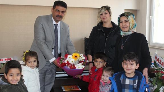 24 Kasım Öğretmenler Günü Kapsamında Vilayetler Hizmet Birliği Anaokulu Öğrencileri, İlçe Milli Eğitim Müdürü Osman DAMARCAN´ı ziyaret etti.