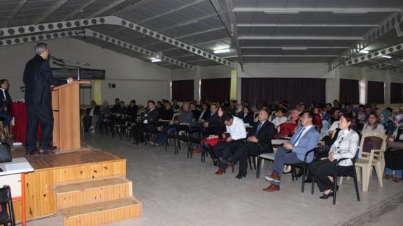 İlçemiz Mehmet Cadıl Anadolu Lisesi toplantı salonunda AR-GE Çalışmaları ile ilgili toplantı yapıldı.