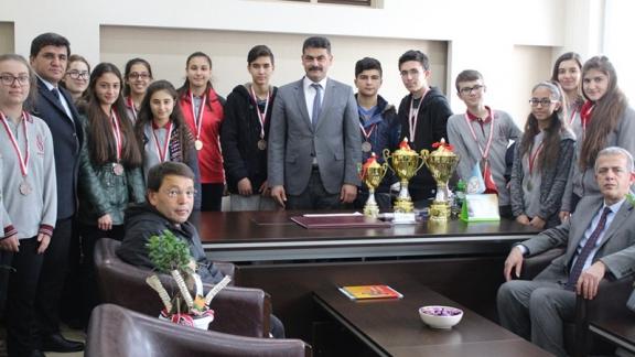 İlçemiz Bucak Anadolu Lisesi Oryantiring Takımı, İlçe Milli Eğitim Müdürü Osman DAMARCAN´ı ziyaret etti.