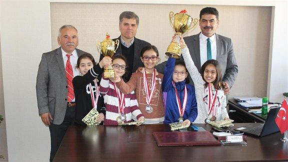İlçemiz Mehmet Akif Ersoy İlkokulu Minik Kızlar Satranç Takımı, İlçe Milli Eğitim Müdürü Osman DAMARCAN´ı ziyaret etti.