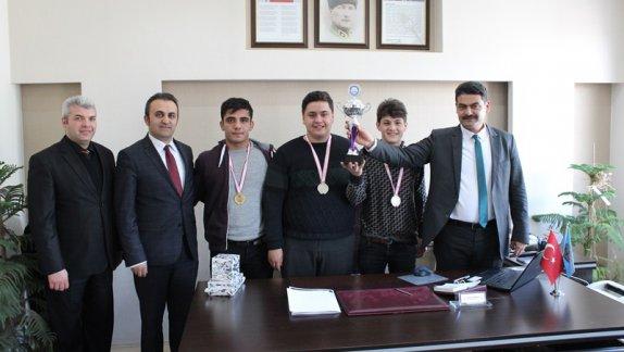 Kızılkaya Hacı İbrahim Çelik Anadolu Lisesi Gençler Güreş Takımı, İlçe Milli Eğitim Müdürü Osman DAMARCAN´ı ziyaret etti.