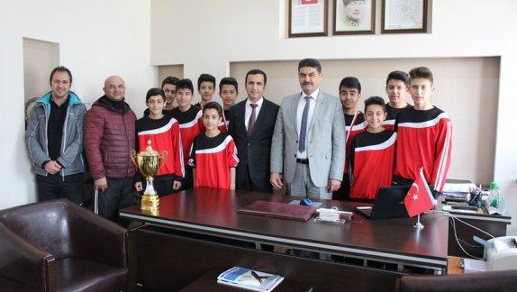 İlçemiz Ayşe Sak Ortaokulu Yıldız Futsal Takımı, İlçe Milli Eğitim Müdürü Osman DAMARCAN´ı makamında ziyaret etti.