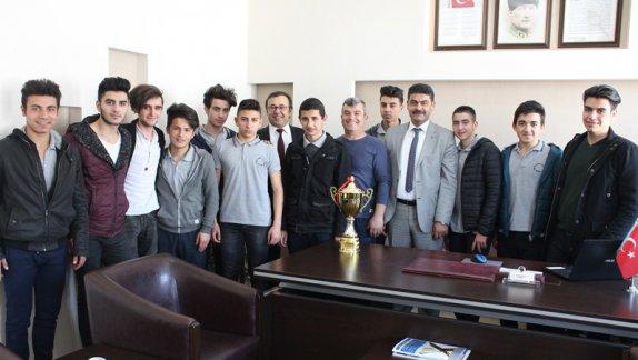İlçemiz Şehit Ayfer Gök Anadolu Lisesi Futsal Takımı, İlçe Milli Eğitim Müdürü Osman DAMARCAN´ı makamında ziyaret etti.