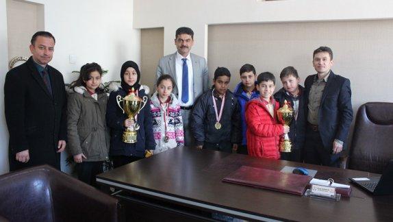 İlçemiz İmam Hatip Ortaokulu Küçük Kızlar ve Küçük Erkekler Masa Tenisi Takımı, İlçe Milli Eğitim Müdürü Osman DAMARCAN´ı makamında ziyaret etti.