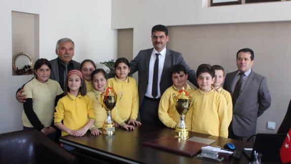 İlçemiz Mehmet Akif Ersoy İlkokulu Minik Kızlar ve Minik Erkekler Masa Tenisi Takımı, İlçe Milli Eğitim Müdürü Osman DAMARCAN´ı makamında ziyaret etti.