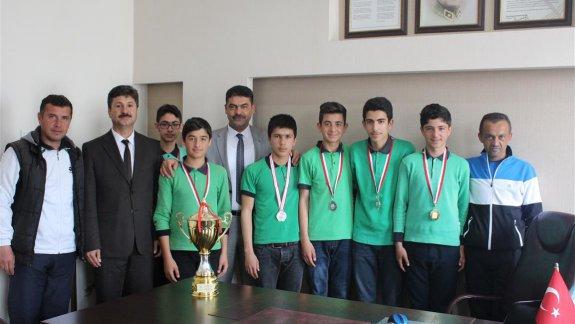 İlçemiz Emin Gülmez Ortaokulu Yıldız Erkekler Futbol Takımı, İlçe Milli Eğitim Müdürü Osman DAMARCAN´ı makamında ziyaret etti.