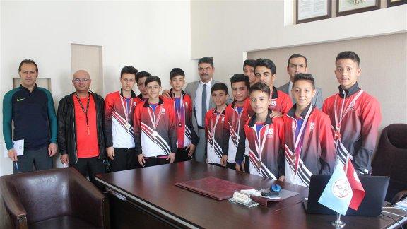 İlçemiz Ayşe Sak Ortaokulu Yıldız Erkek Futsal Takımı, İlçe Milli Eğitim Müdürü Osman DAMARCAN´ı makamında ziyaret etti.
