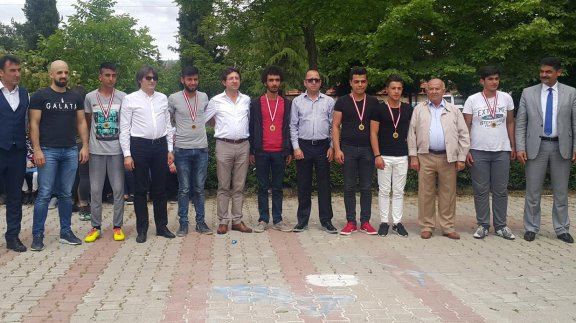 Necati Topay Mesleki ve Teknik Anadolu Lisesi Geleneksel Gençlik Şöleni yapıldı.