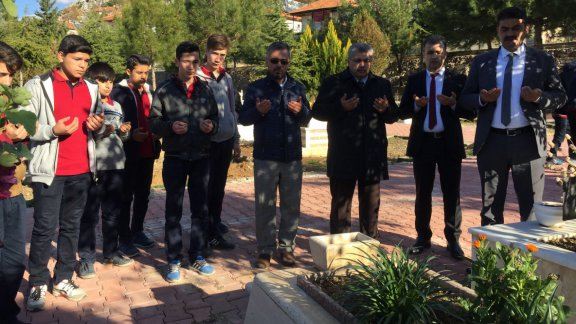 24 Kasım Öğretmenler Günü nedeniyle ahirete irtihal eden öğretmenlerimiz için ilçemiz Hacısarılar mezarlığında Yasin-i Şerif okutuldu.
