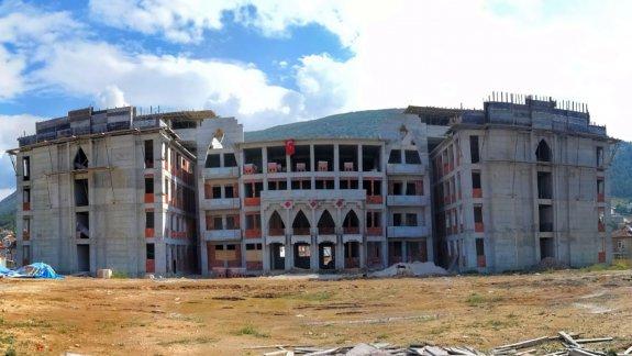 Emin Gülmez Ortaokulu inşaatı hızla devam ediyor