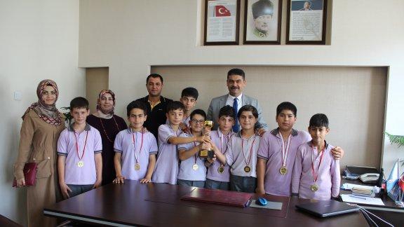 Adnan Menderes Ortaokulu Futsal İl Birinciliğini kazanan öğrenciler ziyarete geldi