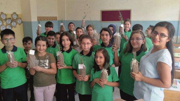 Emin Gülmez Ortaokulu okulun ilk günü öğrencilere fidan hediye etti