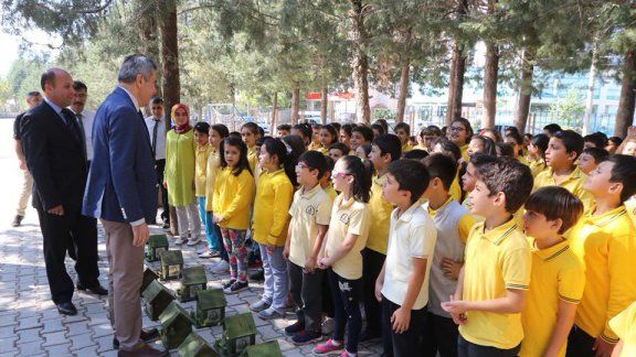 Mehmet Akif Ersoy İlkokulunda düzenlenen etkinlikle Kuş Yuvaları Okul Bahçelerine Asıldı