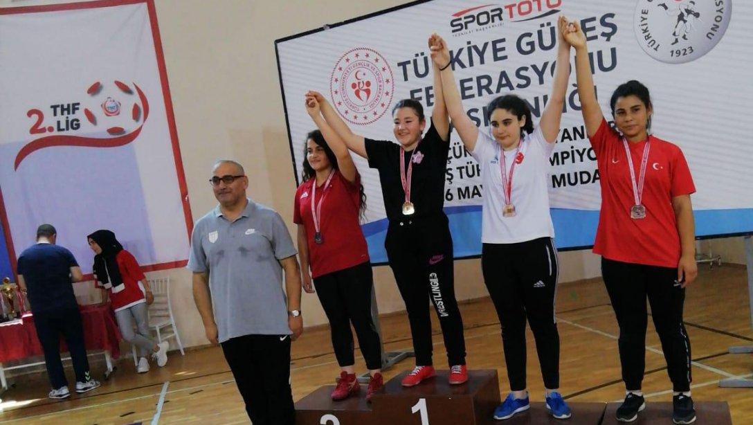Adem Tolunay Fen Lisesi Öğrencisi Fatma Sena GÜNEŞ, Güreş Şampiyonasında Türkiye Derecesi aldı