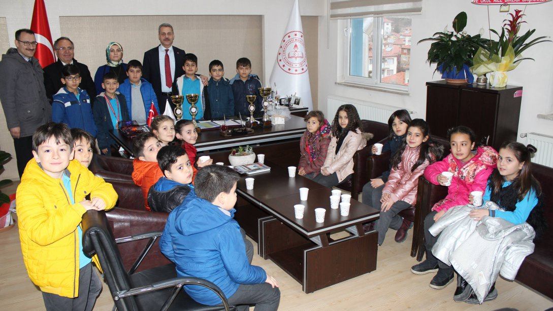 İlçe Milli Eğitim Müdürümüz Neşet YAZAR, Okullar Arası Satranç Turnuvası'ndan Derecelerle Dönen Atatürk İlkokulu Öğrencilerimizi Kutladı