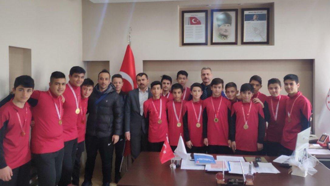 Yarışmalarda Derece Alan Hüseyin Türker Ortaokulu  Öğrencilerimiz Müdürümüz Neşet YAZAR'ı Ziyaret Etti