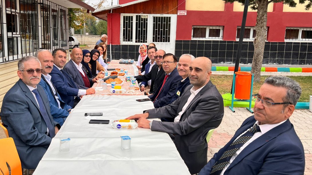İLÇE MİLLİ EĞİTİM MÜDÜRÜ HAKAN CAMCIOĞLU NECATİ TOPAY MESLEKİ VE TEKNİK ANADOLU LİSESİNDEKİ ETKİNLİĞE KATILDI